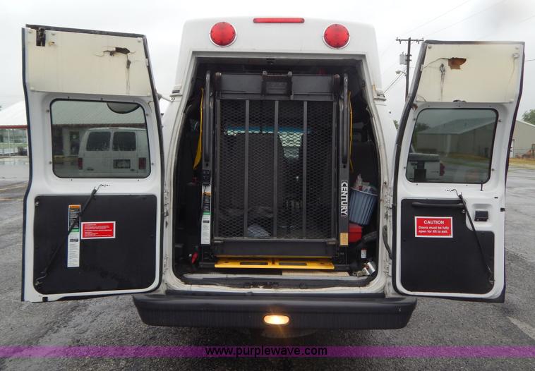 image for item I4691 2005 Ford E350 van
