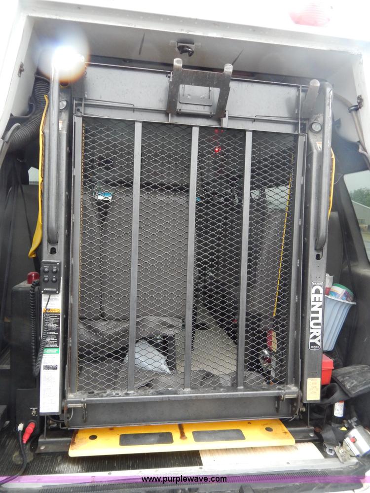 image for item I4691 2005 Ford E350 van