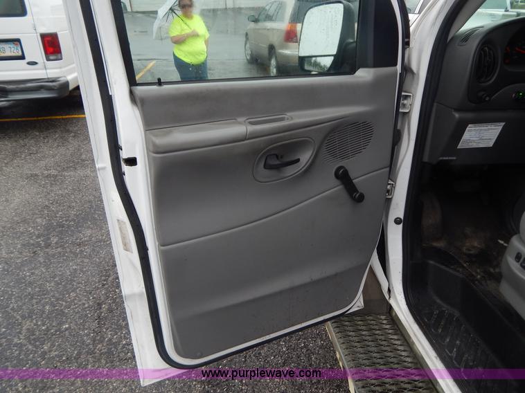 image for item I4691 2005 Ford E350 van