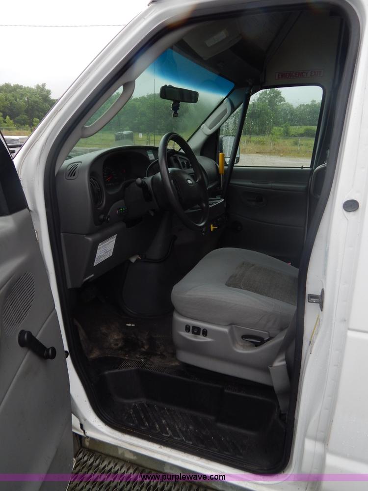 image for item I4691 2005 Ford E350 van