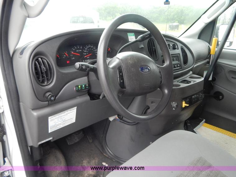 image for item I4691 2005 Ford E350 van