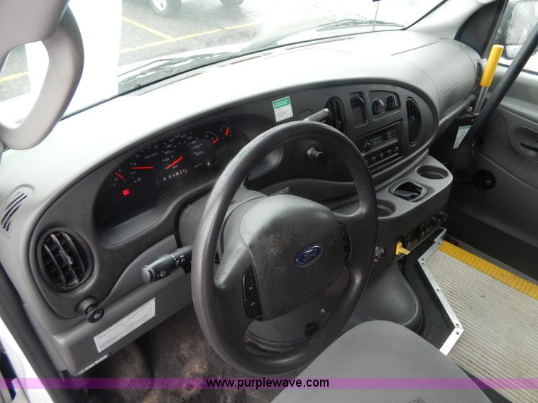 image for item I4691 2005 Ford E350 van