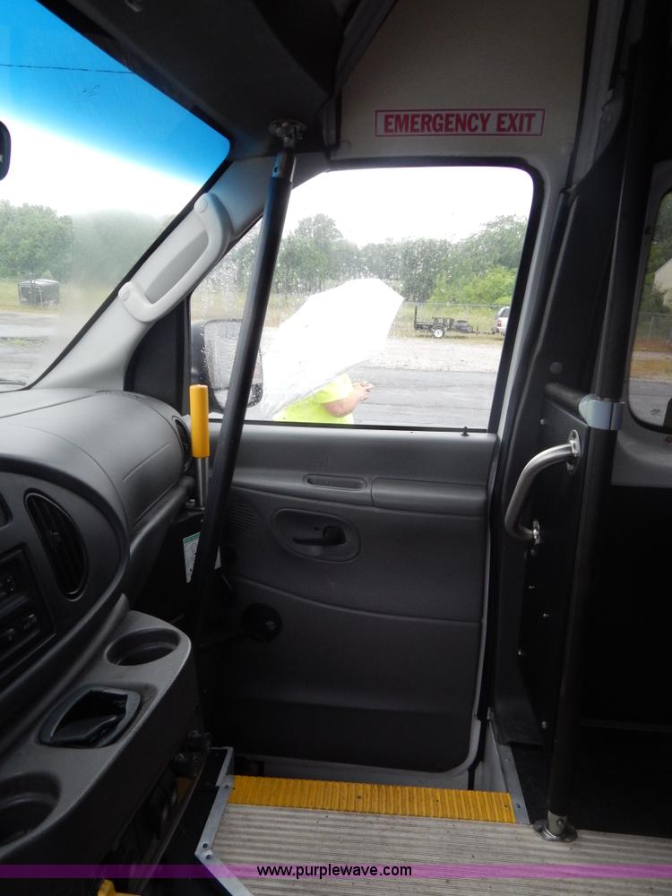 image for item I4691 2005 Ford E350 van