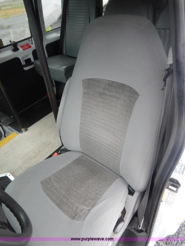 image for item I4691 2005 Ford E350 van