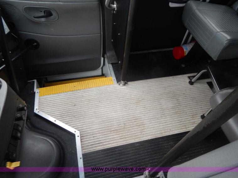 image for item I4691 2005 Ford E350 van