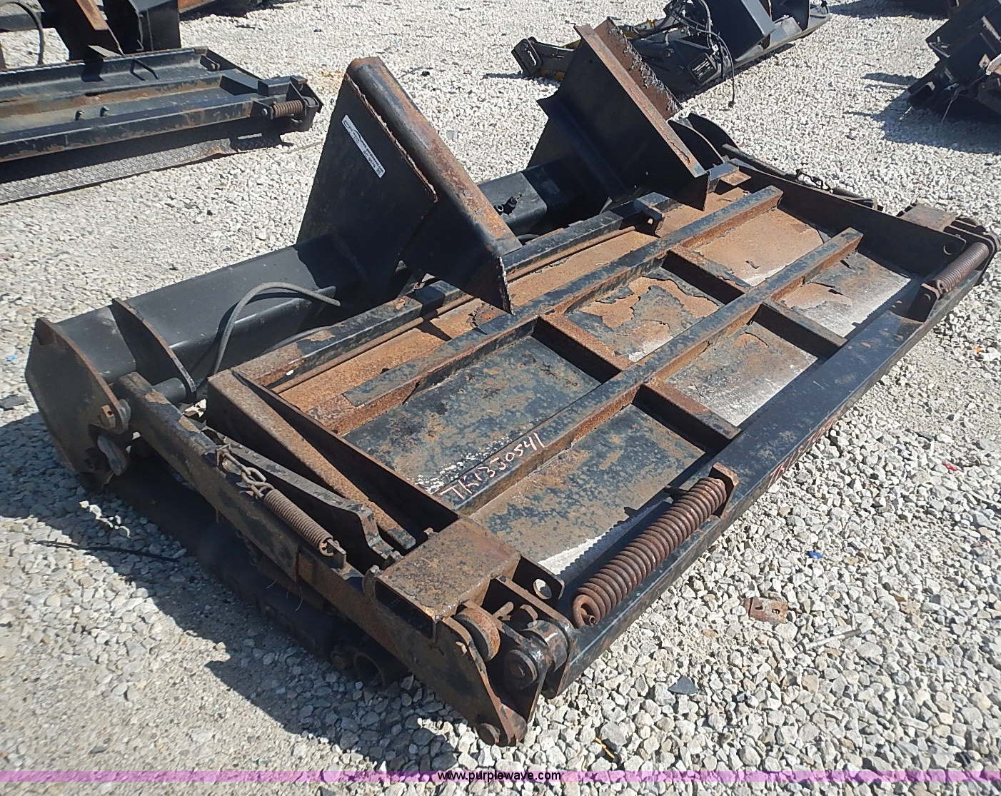 2006 Waltco 225 lift gate in Topeka, KS Item AC9079 sold Purple Wave