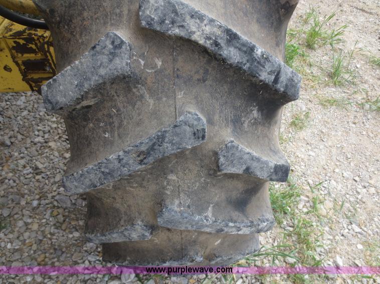 image for item F6900 1989 New Holland TR86 RWA combine