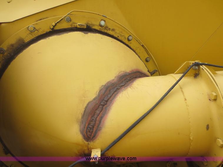 image for item F6900 1989 New Holland TR86 RWA combine