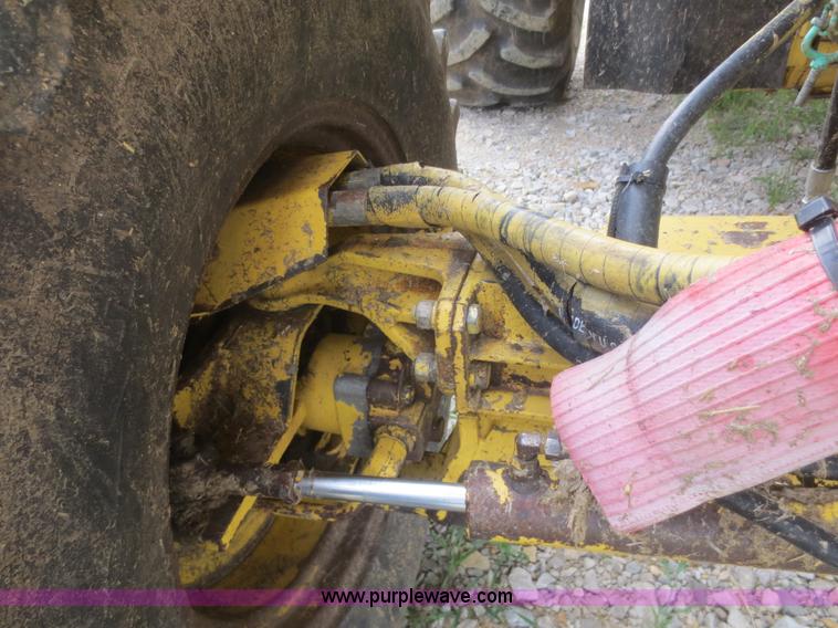 image for item F6900 1989 New Holland TR86 RWA combine