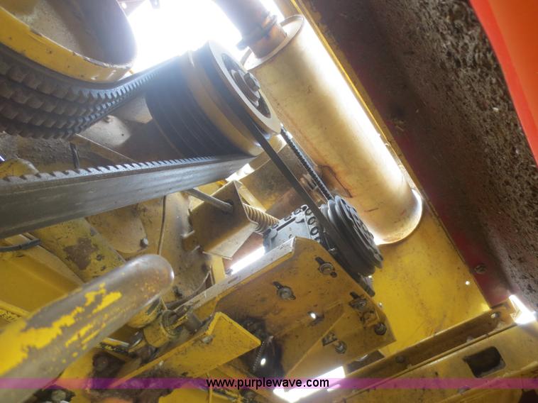 image for item F6900 1989 New Holland TR86 RWA combine