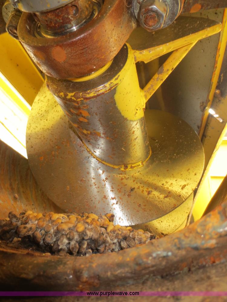 image for item F6900 1989 New Holland TR86 RWA combine