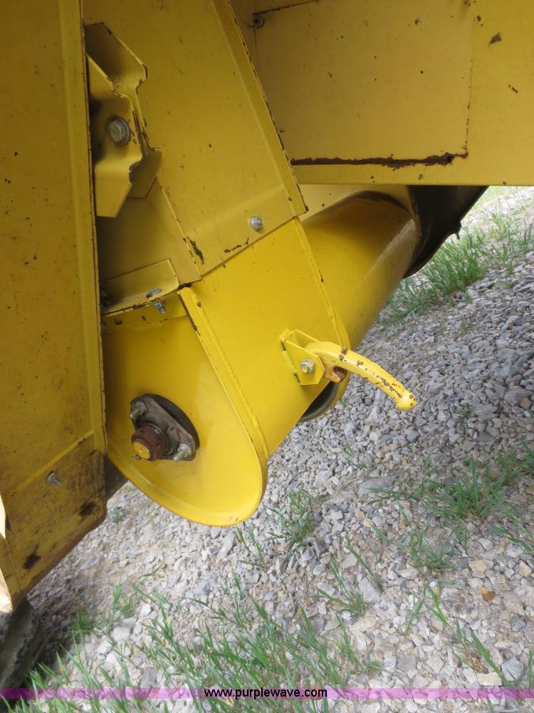 image for item F6900 1989 New Holland TR86 RWA combine