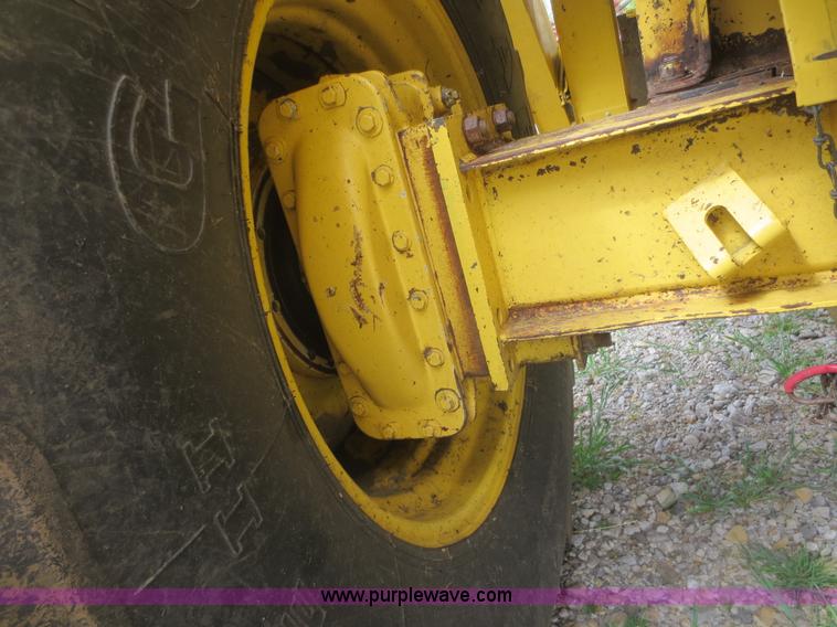 image for item F6900 1989 New Holland TR86 RWA combine