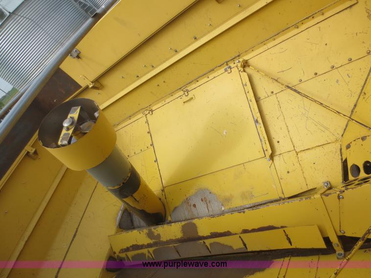 image for item F6900 1989 New Holland TR86 RWA combine