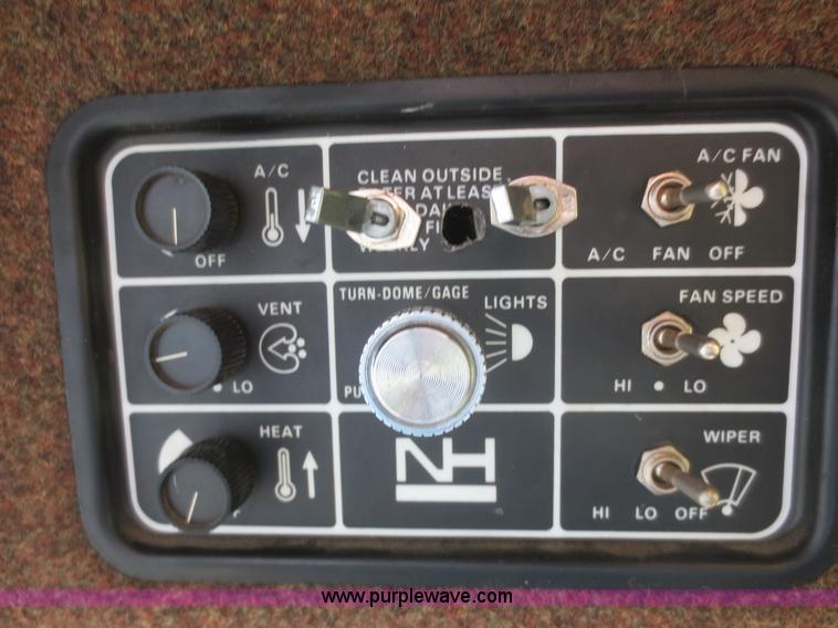 image for item F6900 1989 New Holland TR86 RWA combine