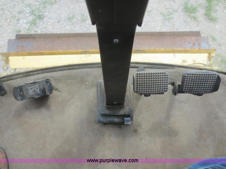 image for item F6900 1989 New Holland TR86 RWA combine