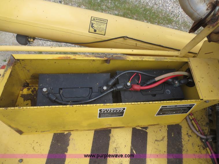 image for item F6900 1989 New Holland TR86 RWA combine