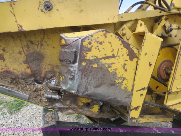 image for item F6900 1989 New Holland TR86 RWA combine