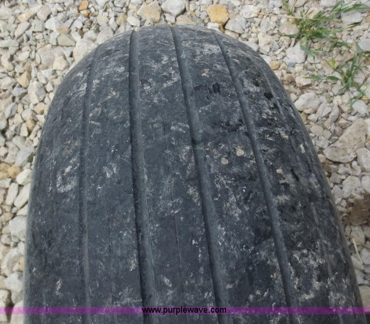 image for item F6900 1989 New Holland TR86 RWA combine