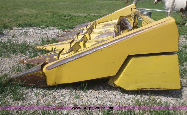 image for item F6901 New Holland 974 corn head