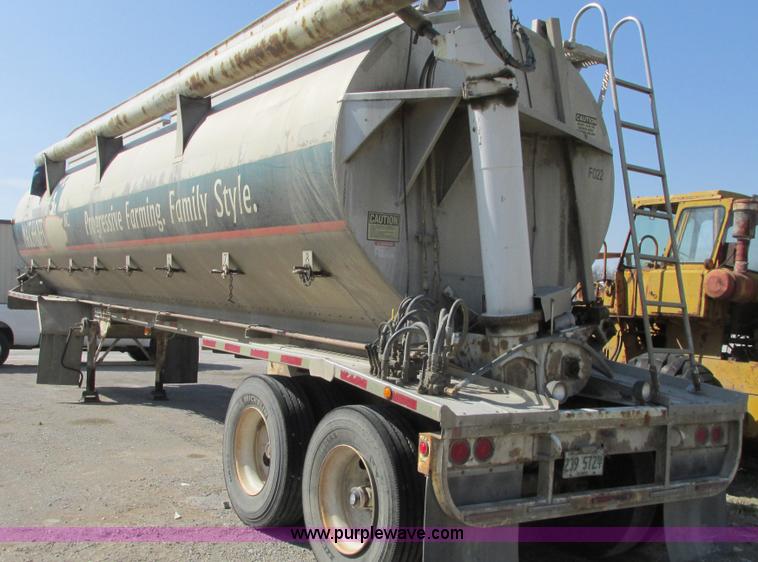 image for item G9156 2000 Warren AT-36-SER4 feed trailer