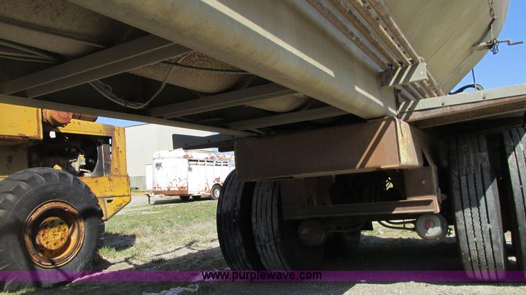 image for item G9156 2000 Warren AT-36-SER4 feed trailer