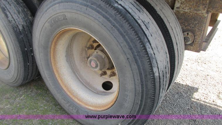 image for item G9156 2000 Warren AT-36-SER4 feed trailer