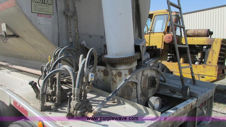 image for item G9156 2000 Warren AT-36-SER4 feed trailer