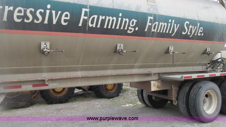 image for item G9156 2000 Warren AT-36-SER4 feed trailer