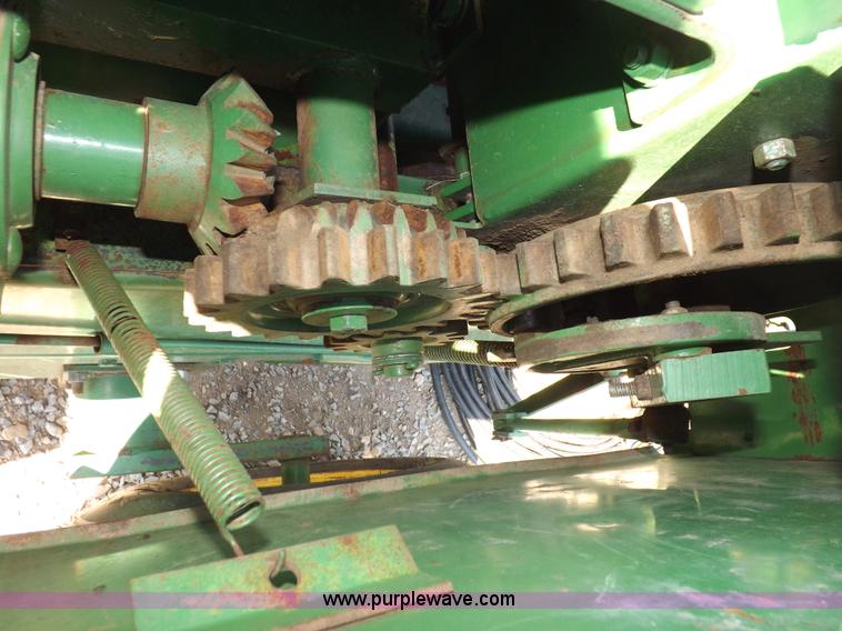 image for item H1843 1984 John Deere 327 small square baler