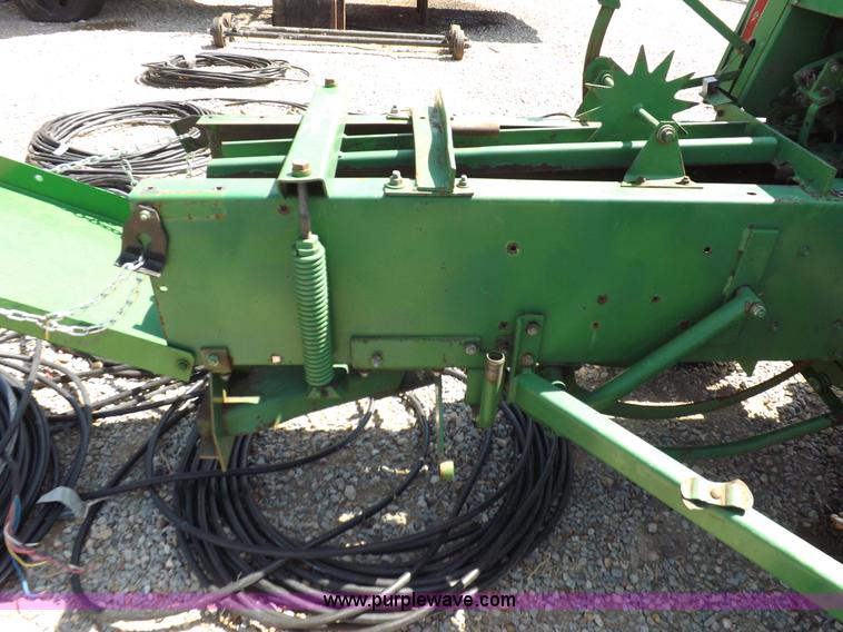 image for item H1843 1984 John Deere 327 small square baler