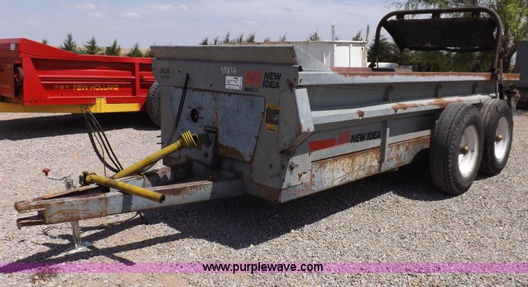 image for item H1846 New Idea 3639 manure spreader