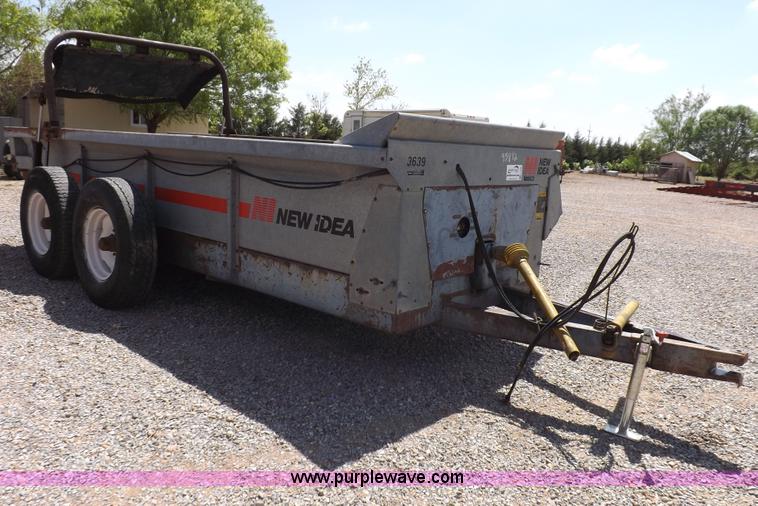 image for item H1846 New Idea 3639 manure spreader