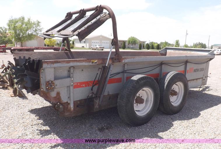 image for item H1846 New Idea 3639 manure spreader