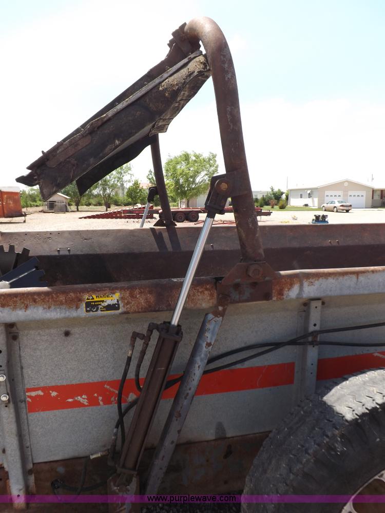 image for item H1846 New Idea 3639 manure spreader