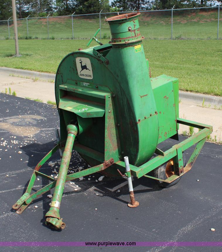image for item H2563 John Deere 64 silage blower