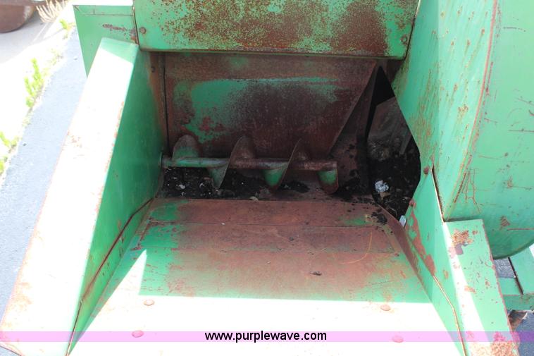 image for item H2563 John Deere 64 silage blower