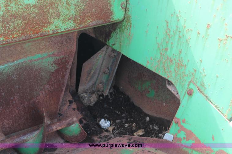 image for item H2563 John Deere 64 silage blower