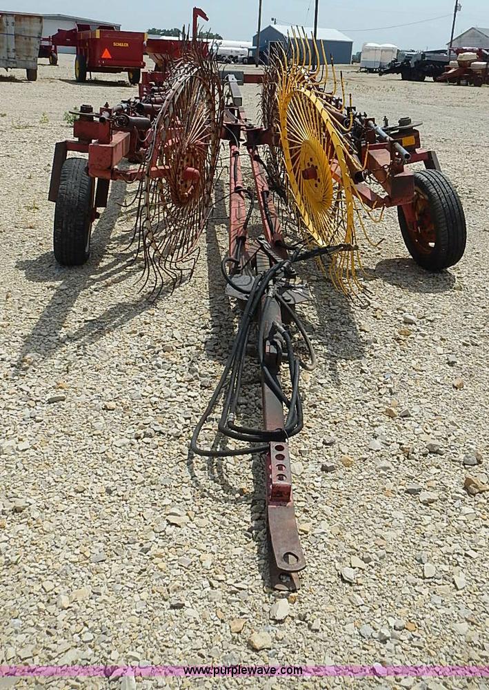 image for item I3586 1996 Gehl 520 12 wheel rake