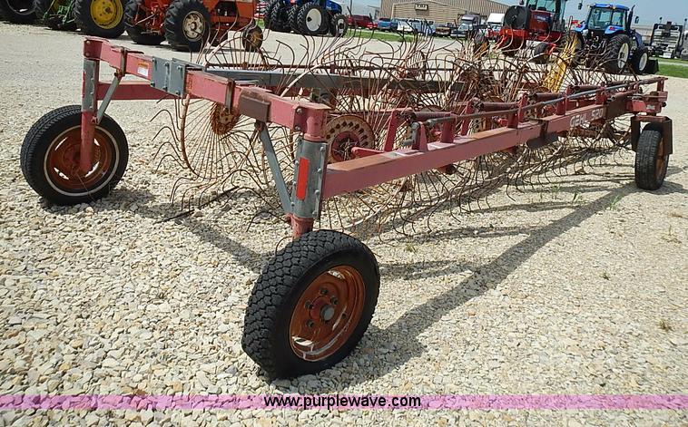image for item I3586 1996 Gehl 520 12 wheel rake