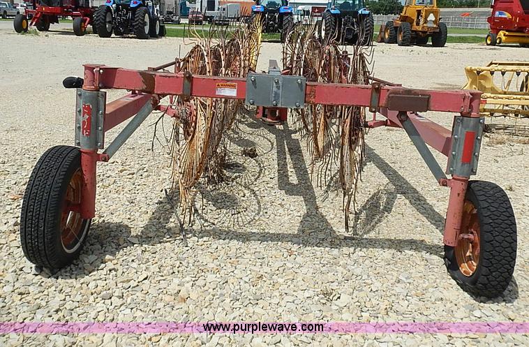 image for item I3586 1996 Gehl 520 12 wheel rake