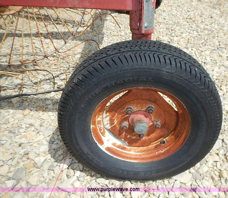 image for item I3586 1996 Gehl 520 12 wheel rake