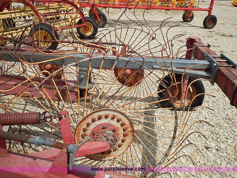 image for item I3586 1996 Gehl 520 12 wheel rake