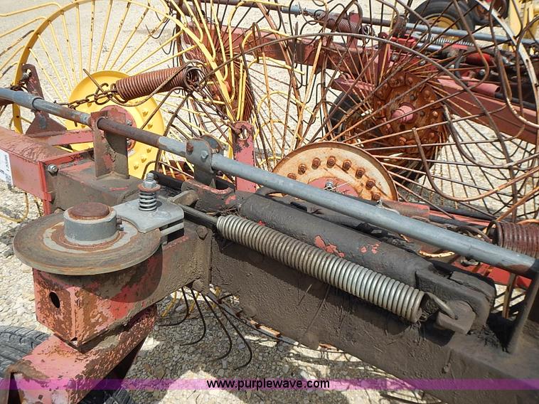 image for item I3586 1996 Gehl 520 12 wheel rake