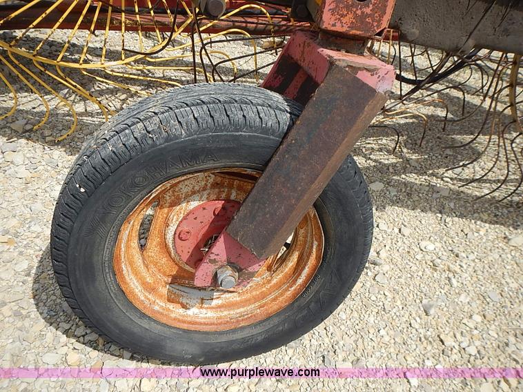 image for item I3586 1996 Gehl 520 12 wheel rake