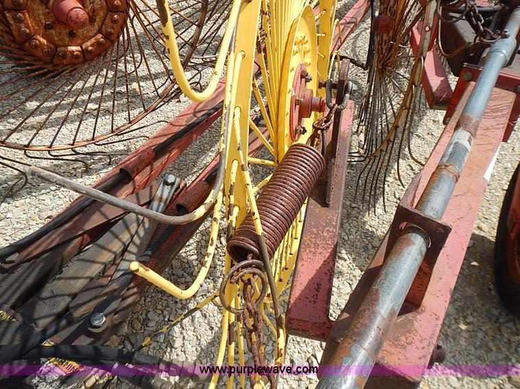 image for item I3586 1996 Gehl 520 12 wheel rake