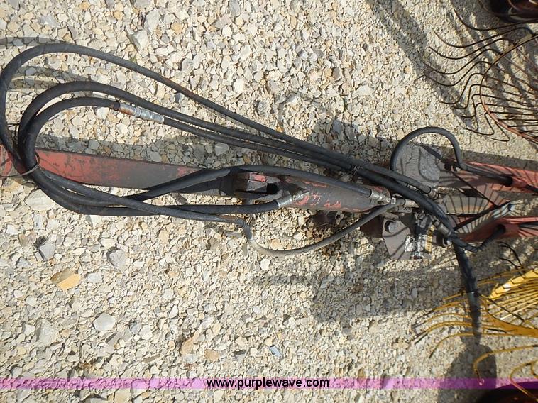 image for item I3586 1996 Gehl 520 12 wheel rake