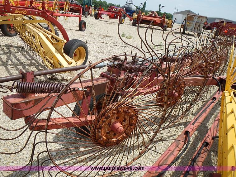 image for item I3586 1996 Gehl 520 12 wheel rake