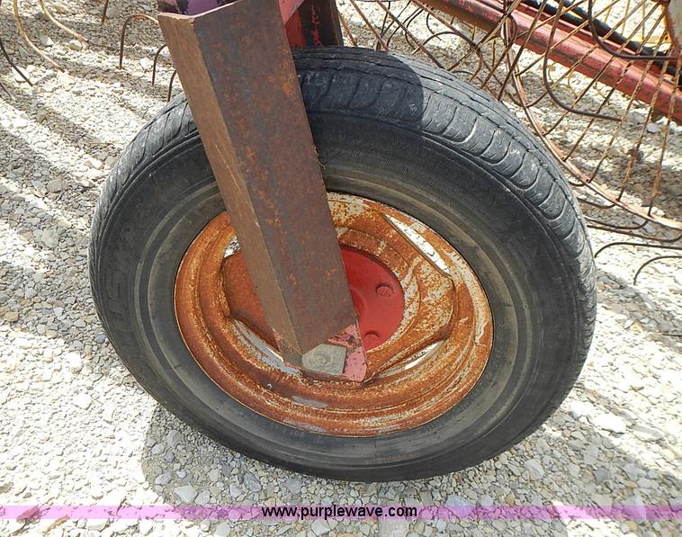 image for item I3586 1996 Gehl 520 12 wheel rake