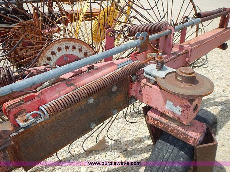 image for item I3586 1996 Gehl 520 12 wheel rake